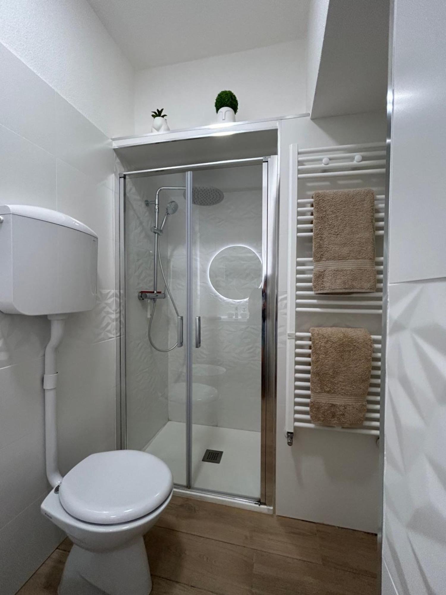 V&C Home Rental Specialist Appartamenti Fronte Lago Maggiore Germignaga Kültér fotó